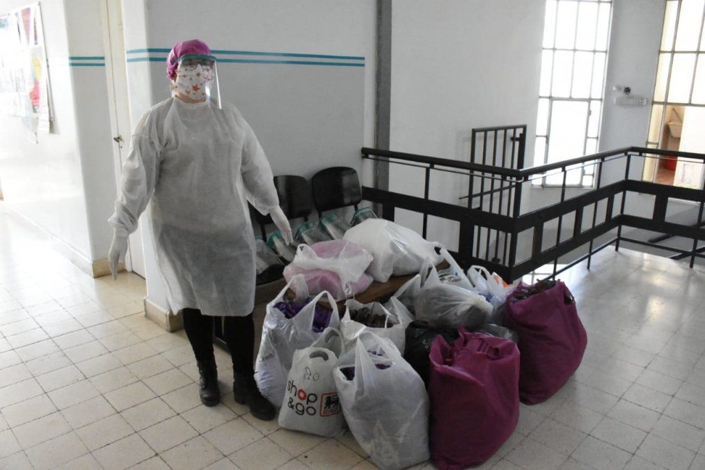 Una agente sanitaria exhibe los productos donados.