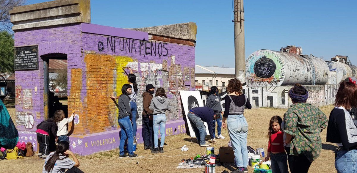 La intervención artística fue plasmada en la casilla frente a la pasarela de El Andino&nbsp;