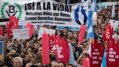 Masiva marcha de personas contra el aborto