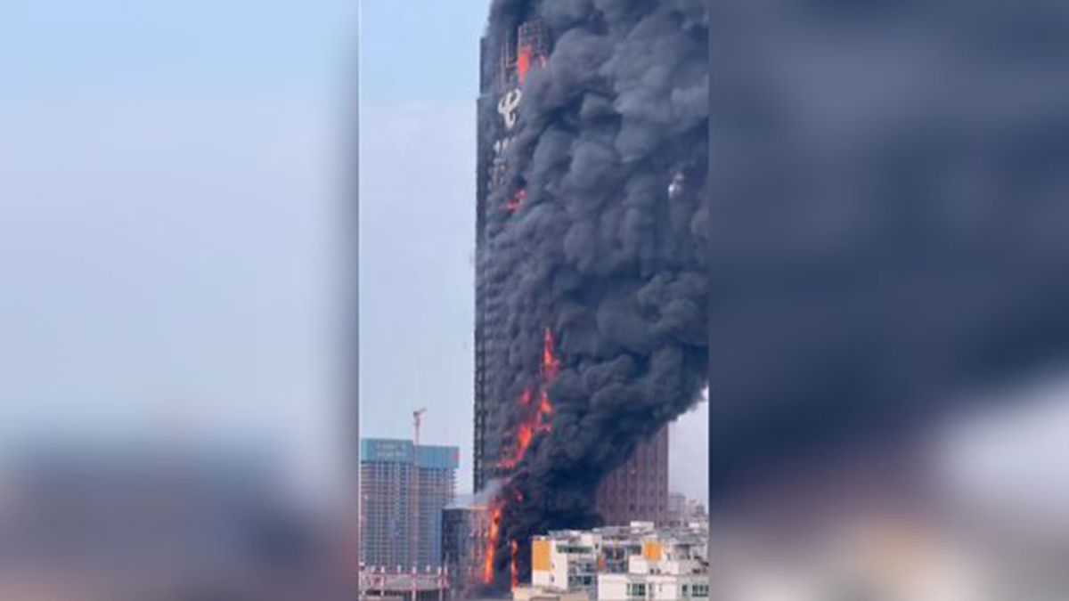 Un rascacielos de 218metros de altura fue arrasado por el fuego en la ciudad china de Changsha
