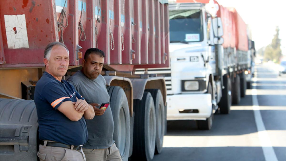 Dos de los camioneros que detuvieron su marcha ayer en el cruce de Chucul.