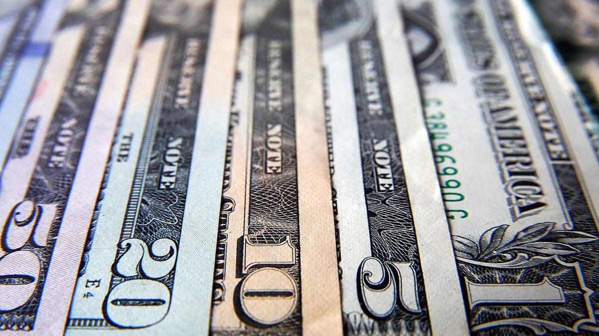 El dólar blue retomó la tendencia alcista: cerró a $326