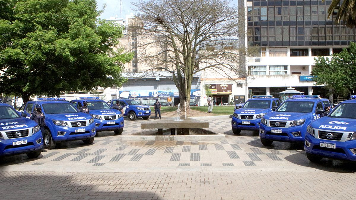 Las diez camionetas se sumarán al patrullaje en la ciudad.
