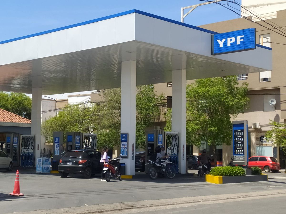 Las pizarras de las estaciones locales de YPF actualizaron sus precios ayer a la medianoche.