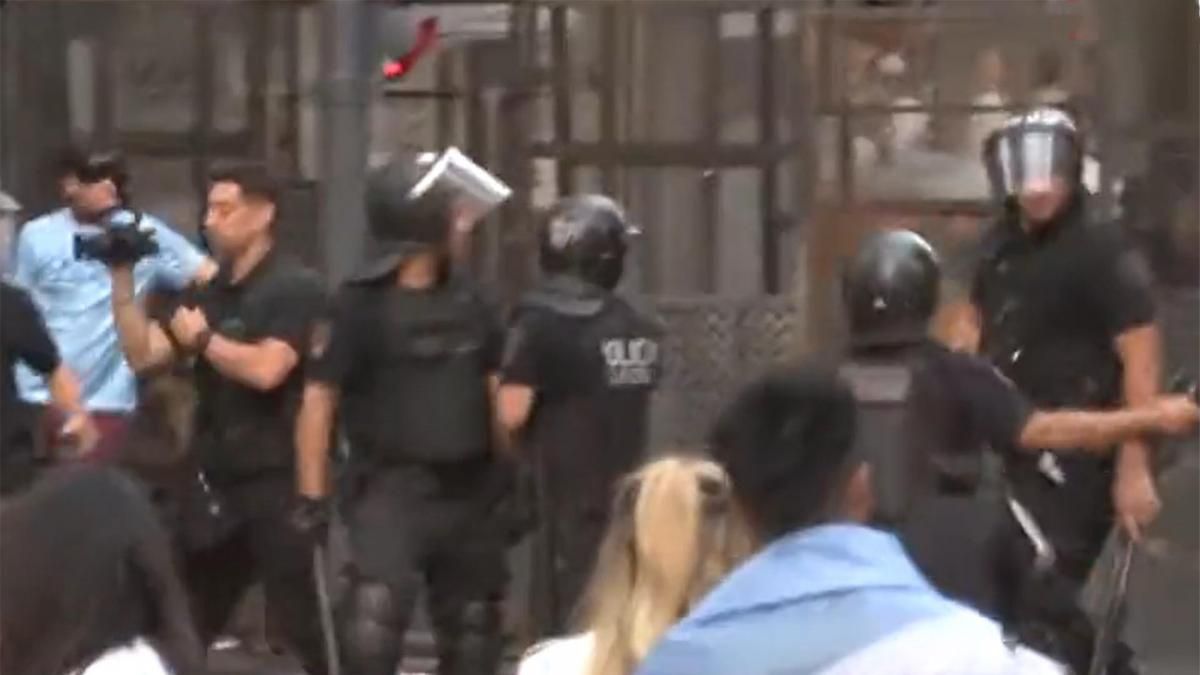 La Policía de la Ciudad de Buenos Aires reprimió a hinchas en el Obelisco