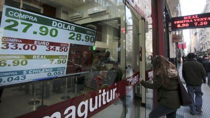 El dólar vuelve a subir y roza los $29