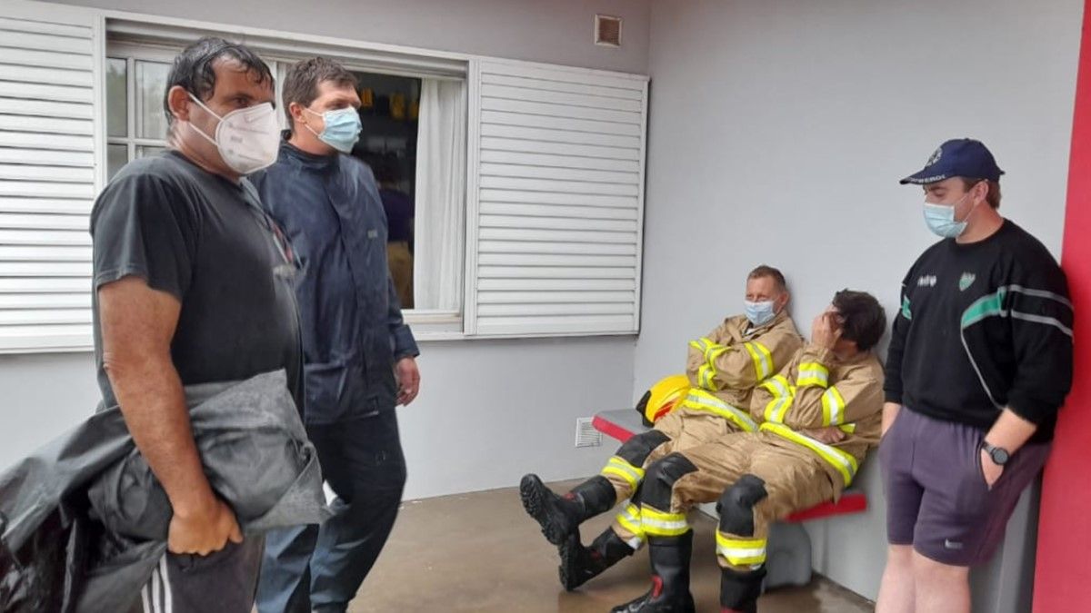 Desde la madrugada del sábado el intendente Riberi coordinó las tareas con bomberos.