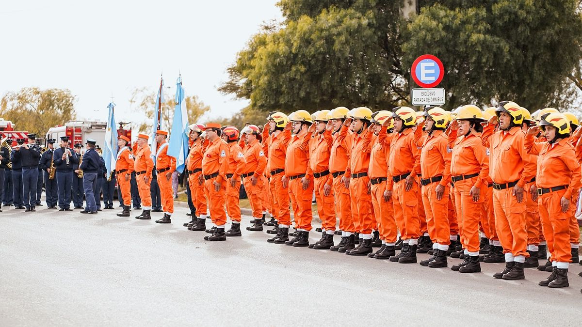 Se llevó a cabo una ceremonia en honor al cuerpo de bomberos local en el parque del Centro Cívico del Bicentenario. Foto: Sociedad de Bomberos Voluntarios de Río Cuarto