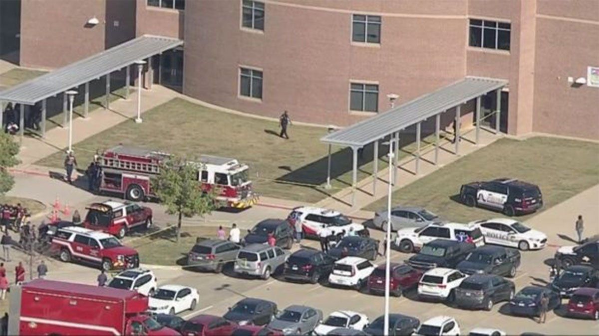 Varias personas resultaron heridas en un tiroteo en la escuela secundaria Timberview de Arlington