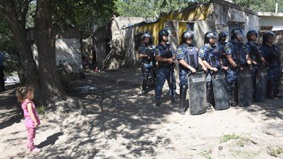 Le sacan la tenencia de sus hijos y se la dan al padre en un tenso operativo