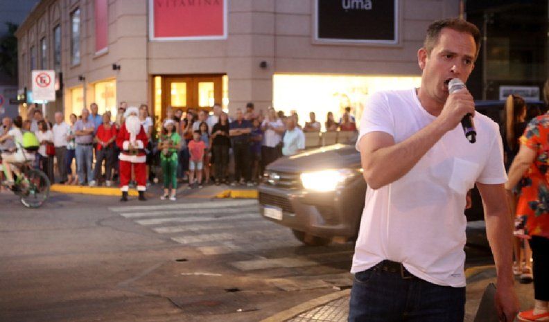 Cantantes de ópera y Papá Noel sorprendieron a transeúntes y automovilistas en las calles céntricas.