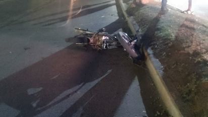 Perdió el control de su moto y cayó al asfalto