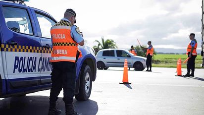 Nuevo caso de violencia: turista golpeó a una policía de la Caminera en Cruz del Eje
