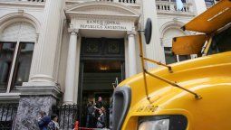 Limitan la compra de dólares a 200 por caja de ahorro y 100 en efectivo