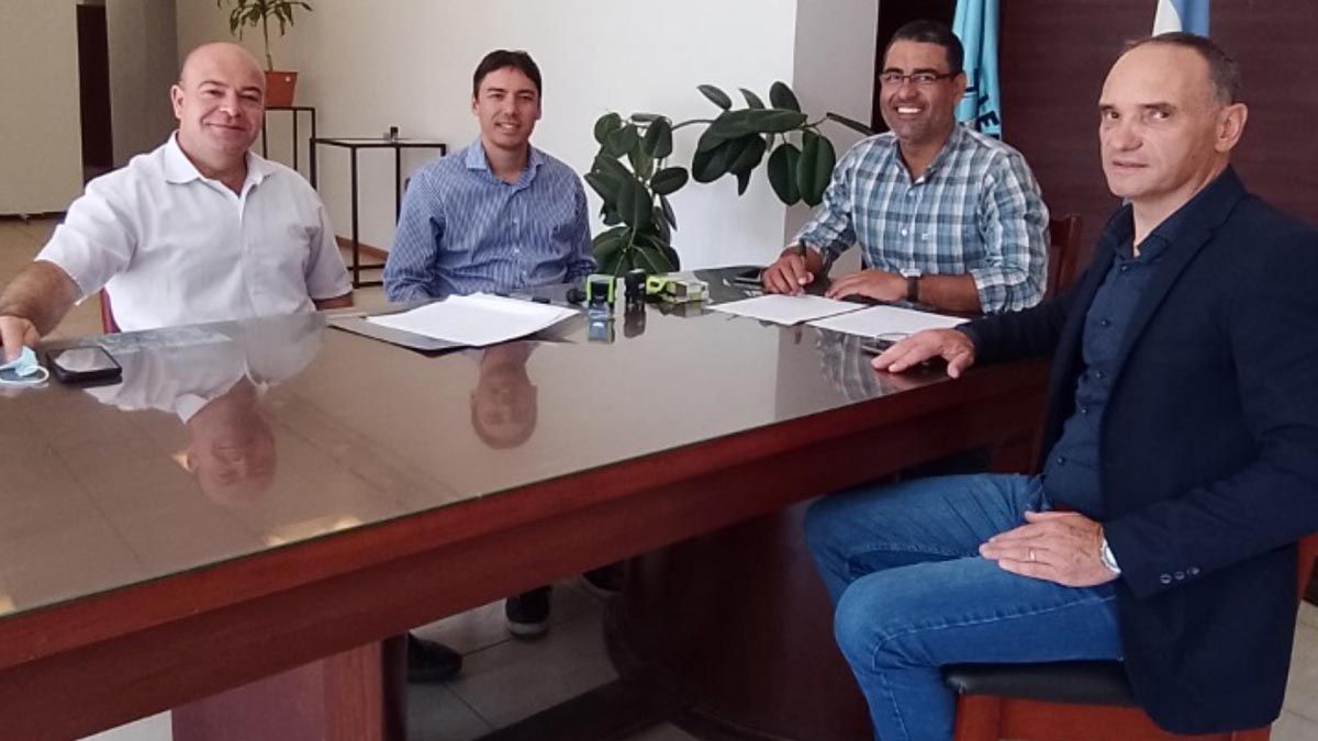 El intendente Marcelo Agustín firmó convenio con los representantes de la Asociación Mutual del Club Sarmiento (foto superior) y de la empresa Cemental S.A.S.
