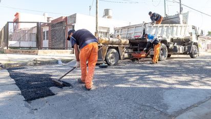 Con asfalto frío, intervinieron 22.896 baches en 218 barrios de la capital