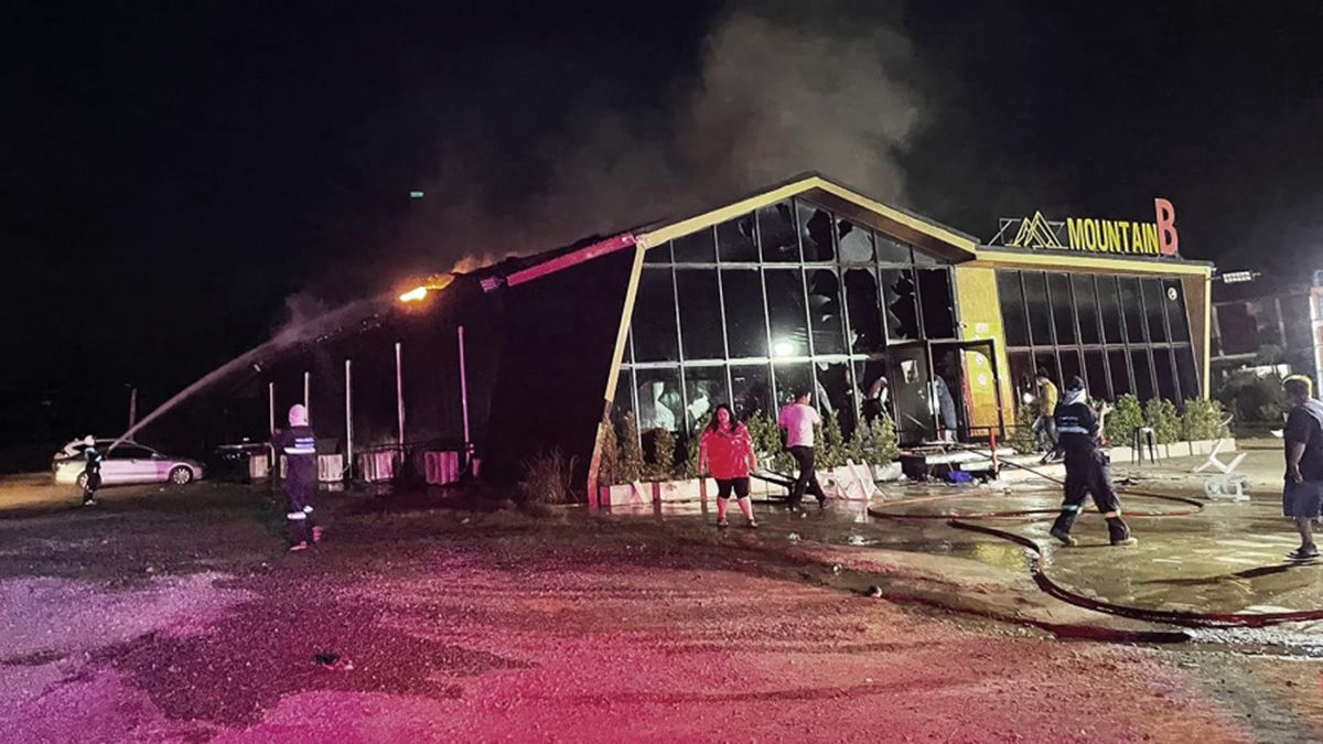 Al menos catorce personas murieron y 40 resultaron heridas en el incendio ocurrido este viernes en una discoteca cerca de la turística ciudad de Pattaya