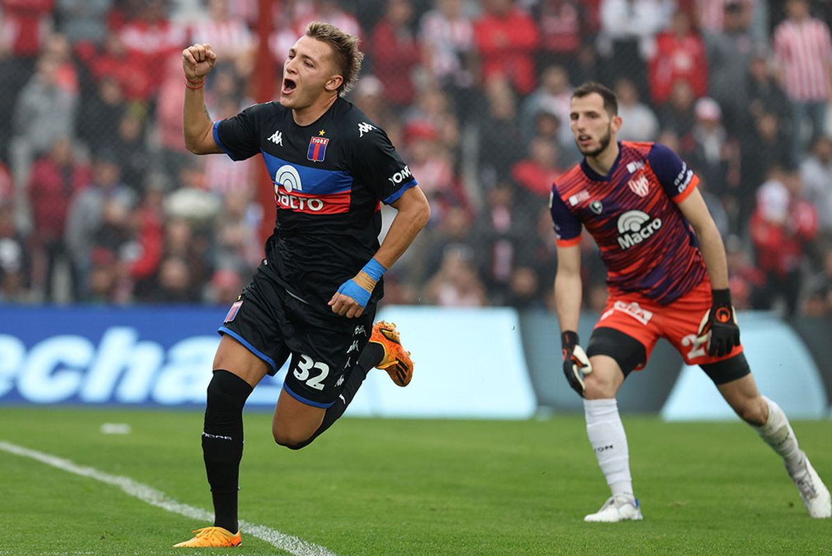 Mateo Retegui festeja el gol que decretó el triunfo de Tigre a Instituo en Córdoba