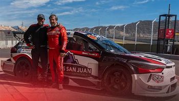 Gabriel Ponce de León y Henry Martin con el Toyota Corolla Cross que usará el sanjuanino en su vuelta a la competición en el Zonda-Eduardo Copello