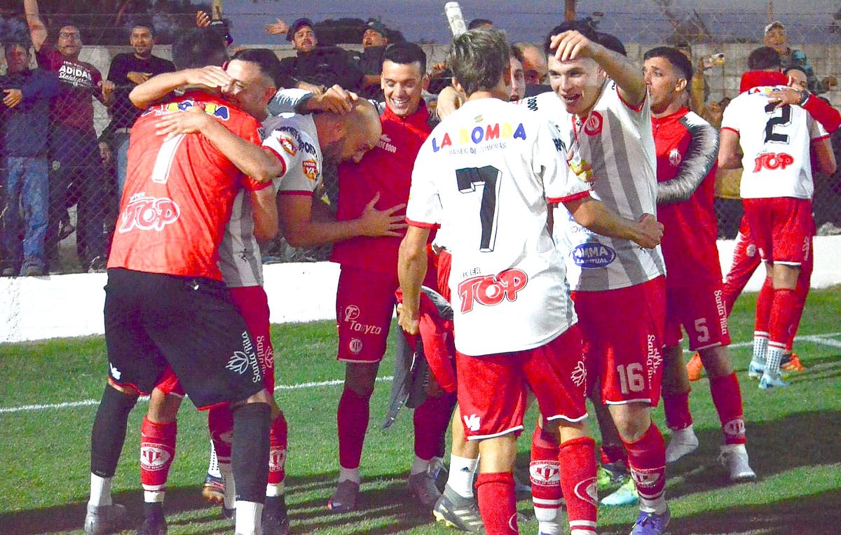 Va por la cuarta corona provincial. Alumni accedió a la final tras marginar por penales al invicto Almafuerte. Va por toda la provincia. Foto: Flor Bailone.