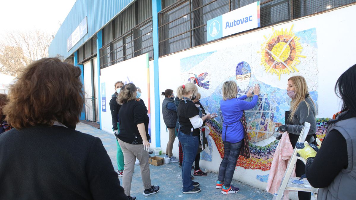 La obra de mosaiquismo se realizó en el Polideportivo 2 que funciona como vacunatorio.