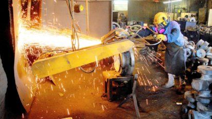 La industria subió 6,9 % en julio respecto a junio y la construcción 8%, informó el Indec