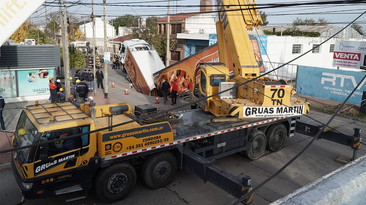 En fotos, el operativo de remoción del camión que cayó a un socavón