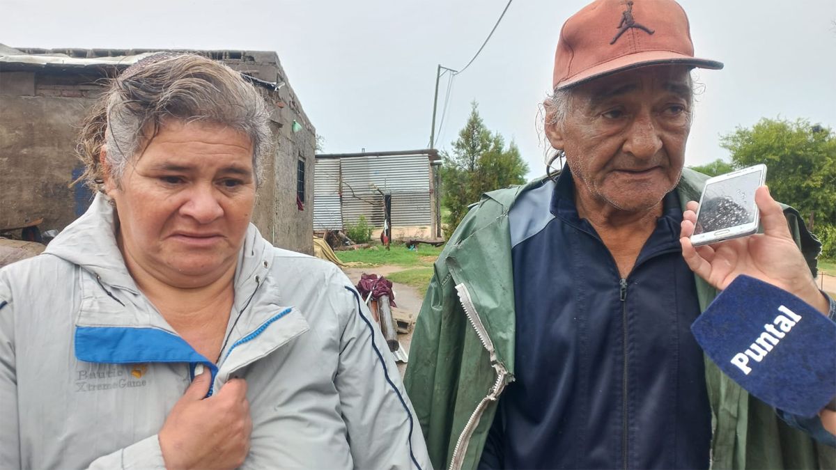 Carlos (67) y Lidia (47) perdieron su casa y mobiliario tras la tormenta de anoche.