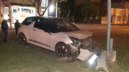 Grave choque en bulevar Sarmiento: una mujer con traumatismo de cráneo