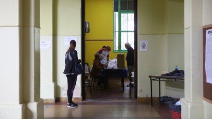 El Gobierno garantizará la vacuna para autoridades de mesa que lleguen a los comicios sin inmunizar