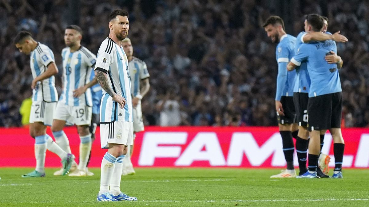 Con la mirada buscando explicación: Lionel Messi tras la derrota ante Uruguay por 2 a 0.