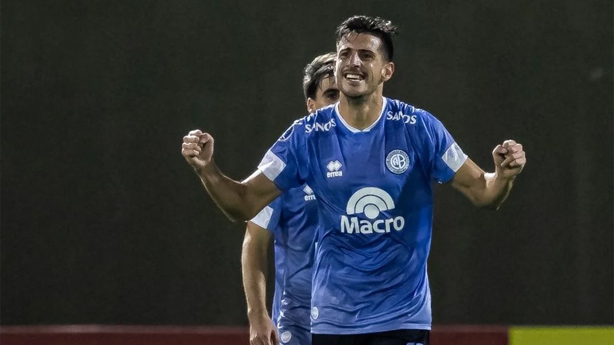 Pablo Chavarría festeja el segundo gol de Belgrano, que venció 2 a 0 a Inter y pasó de fase en la Sudamericana