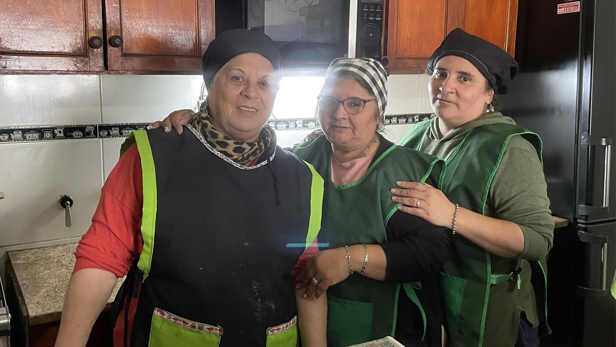 Las cocineras son mujeres que integran la iglesia y de manera voluntaria preparan el almuerzo.