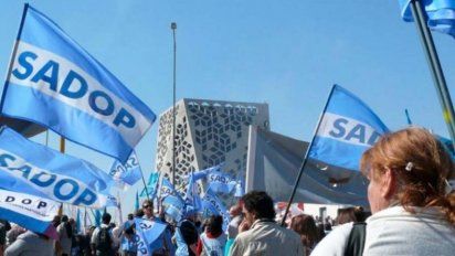 Los cinco gremios docentes nacionales acordaron una mejora del 114%