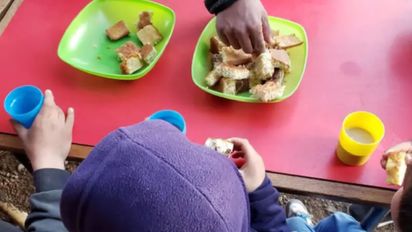 El 77% de los menores de las familias pobres no desayuna y el 71% no cena