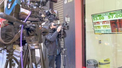 El dólar pegó otro salto y marcó un nuevo récord: cerró a 58,33 pesos