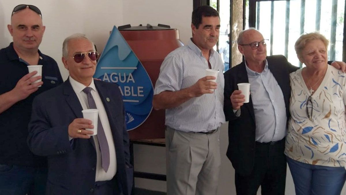 El intendente Oscar Saliba con las autoridades de la Cooperativa CEHR inauguran formalmente el servicio de agua en red.