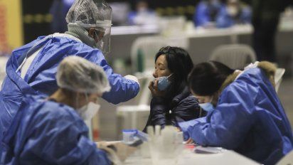 Covid: los testeos que dan positivo ya representan más del 20%