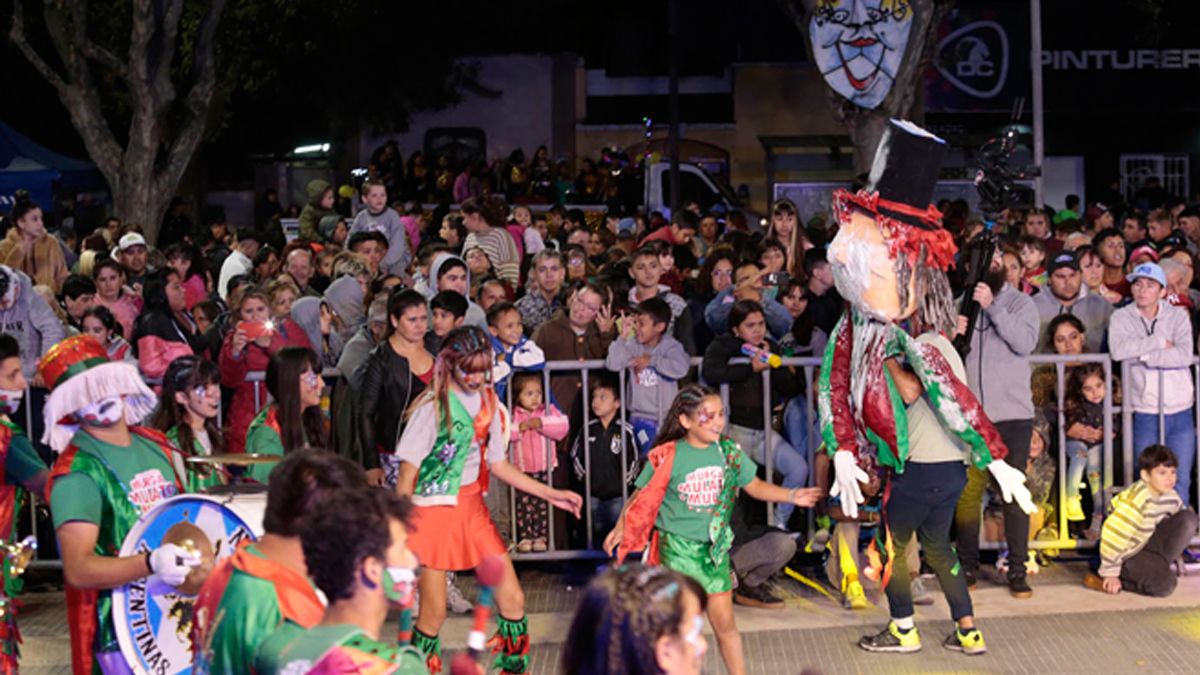 Niños y niñas bailaron al compás de bombos y platillos. (Foto: Matías Tambone)