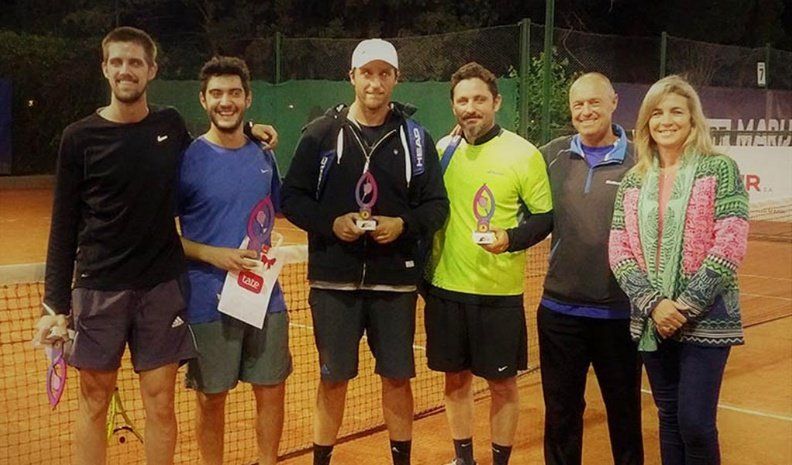 Los ganadores y finalistas de la categoría B Caballeros.