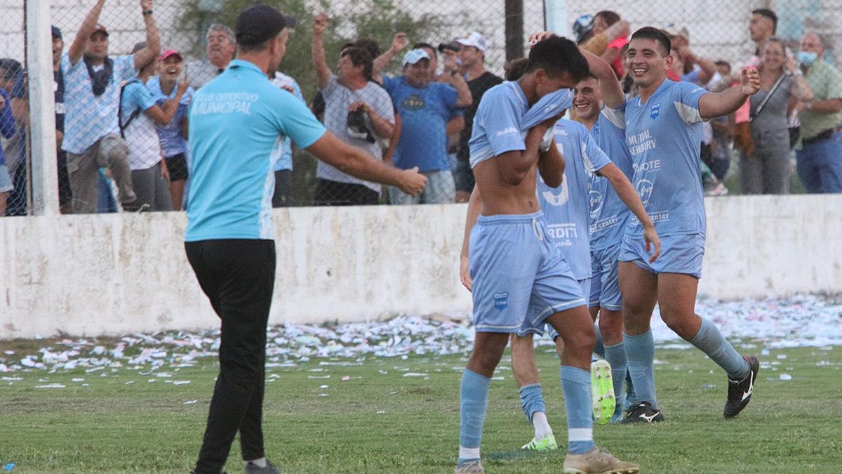 El Celeste de Adelia María venció a domicilio a Alberdi 2 a 1 y se quedó con el torneo Clausura. Foto: Matías Tambone