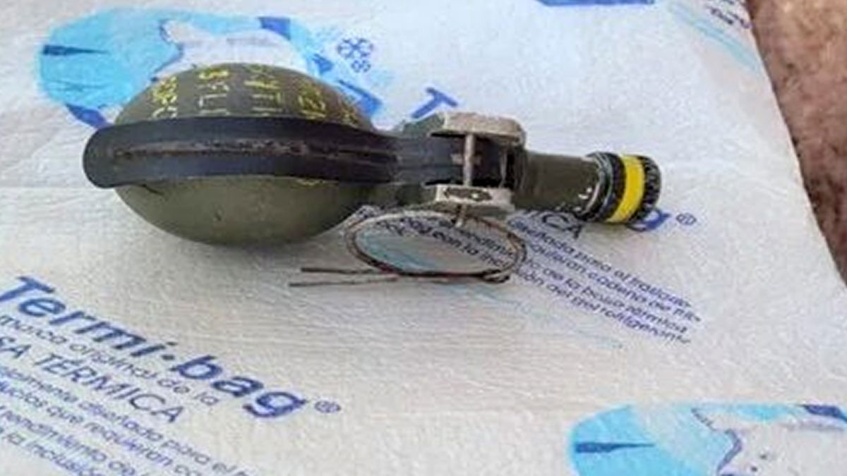 La granada activa que entregó la vecina de Serrano en la comisaría.