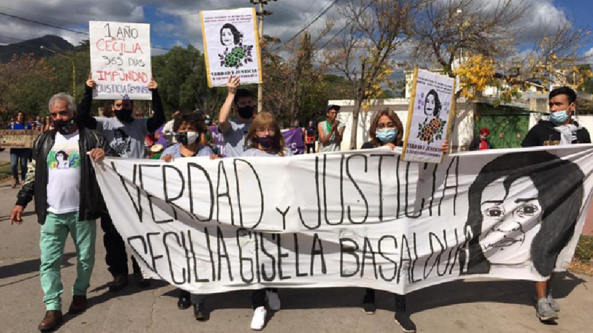 Los padres de Cecilia Basaldúa encabezaron la marcha en Capilla del Monte.