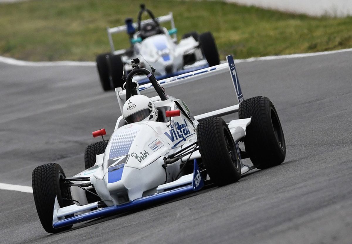 Martín Aimar, nuevo campeón de la Fórmula 3 Cordobesa, seguido por Santino Gentile