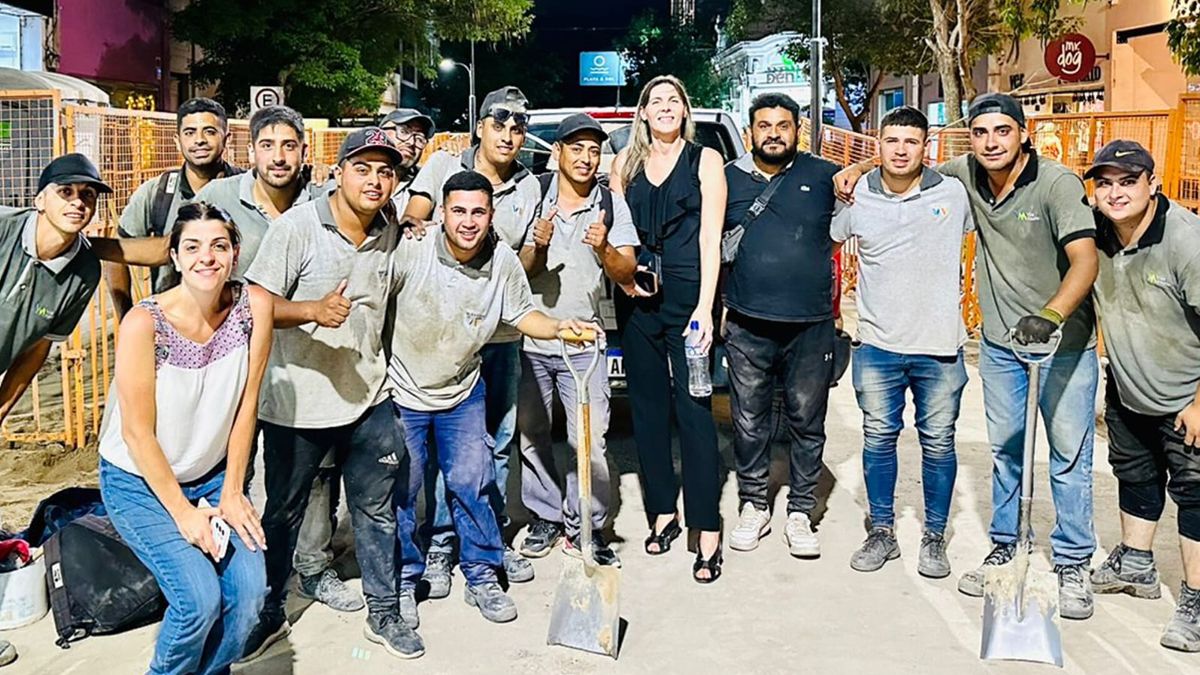 La secretaria de Infraestructura y Desarrollo Urbano, Alejandra Barbero, junto con los trabajadores que desarrollaron la obra.