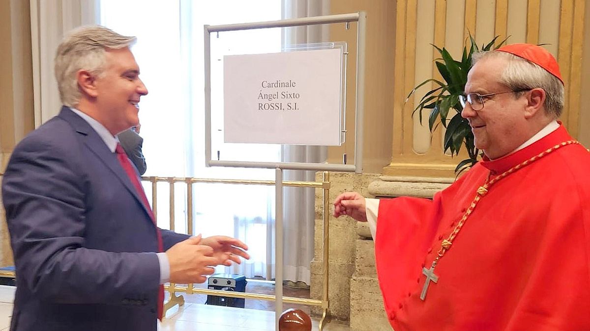 Martín Llaryora saluda al nuevo cardenal Ángel Rossi.