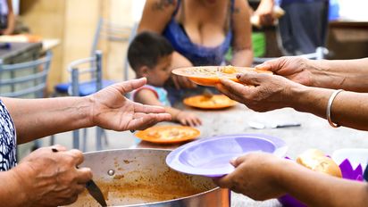 Un informe dice que las familias pobres gastan el 70% en comida