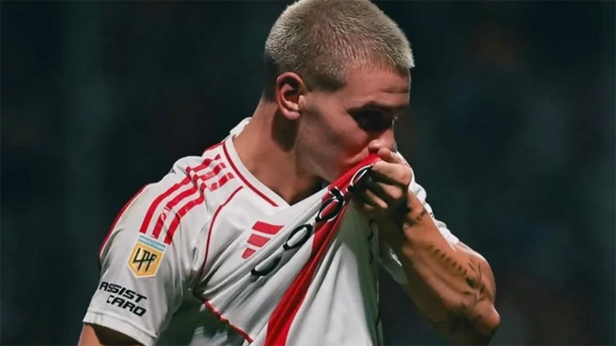 Franco Mastantuono festeja el 2-0.