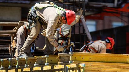 Leve repunte de la industria y la construcción en abril, pero sigue en fuerte caída