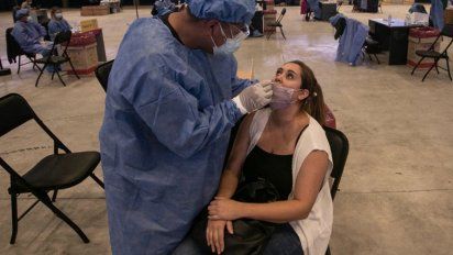La provincia registró 3.589 casos y una caída en la ocupación de camas